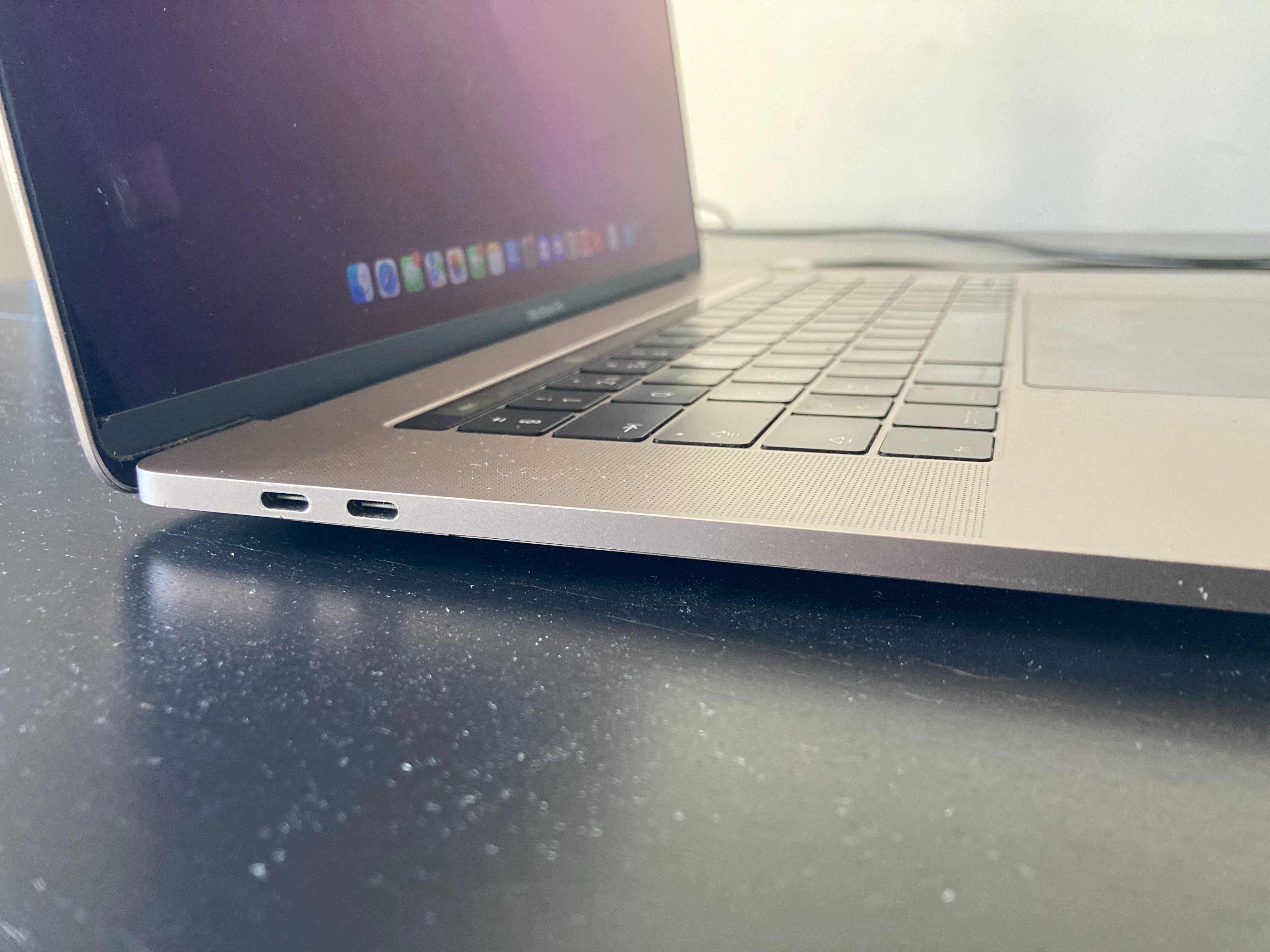 Macbook Pro Touchbar 15' 2016 - i7 2.6Ghz / SSD 256Gb / 16Gb Ram
