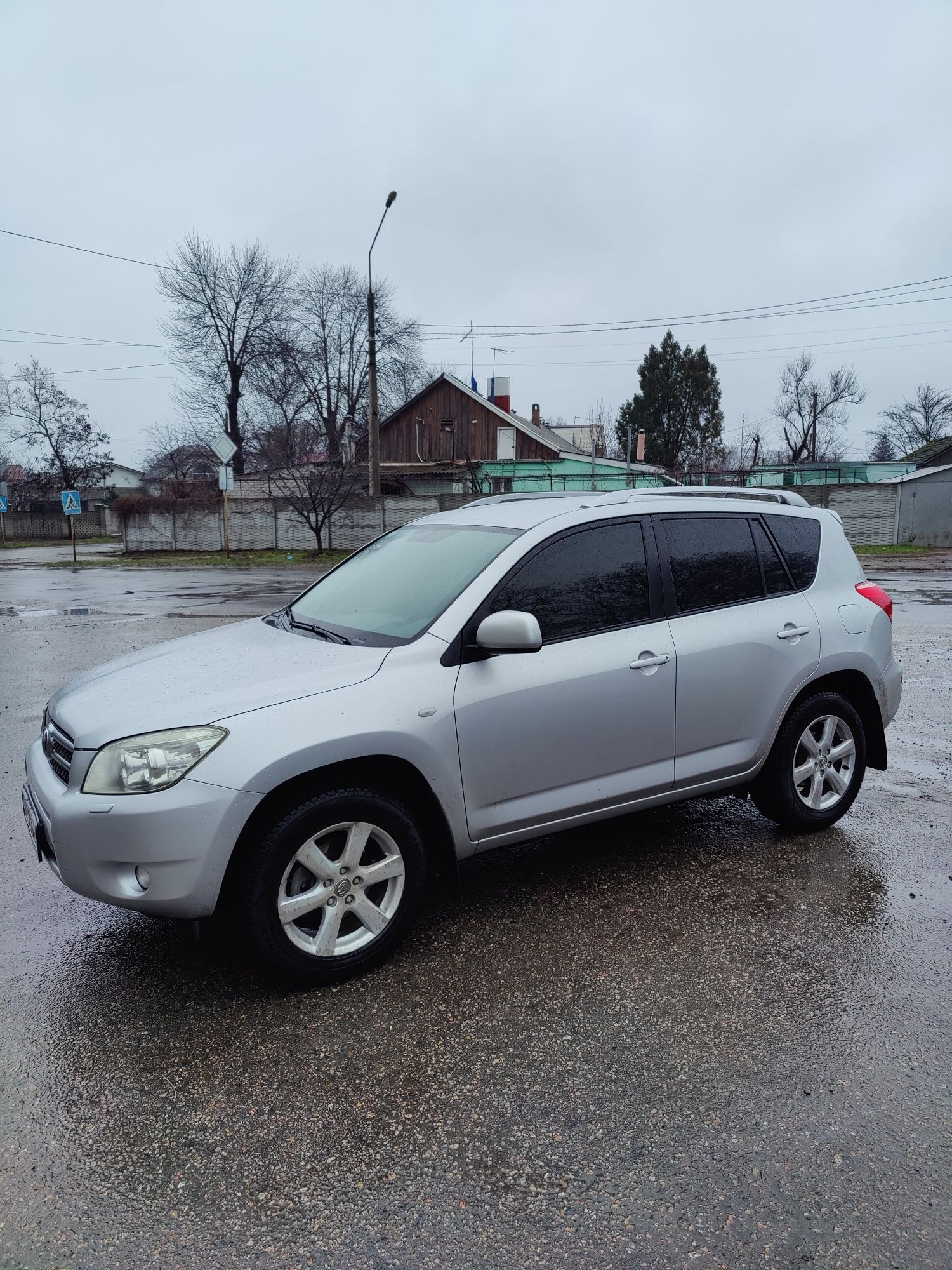 Продам легковий автомобіль Toyota RAV4 універсал-В сірий