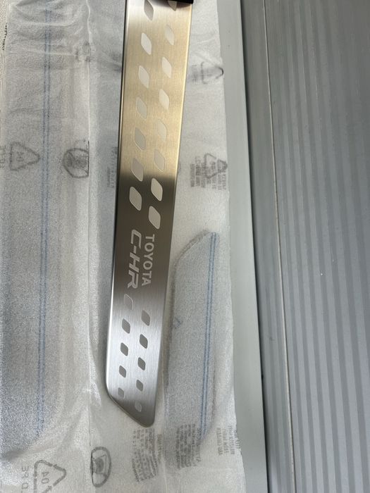 Aluminiowe listwy na progi Toyota C-HR 16-23r ORYGINALNE