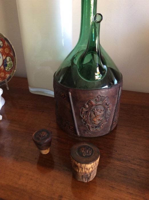 Garrafa antiga com aplicações pele