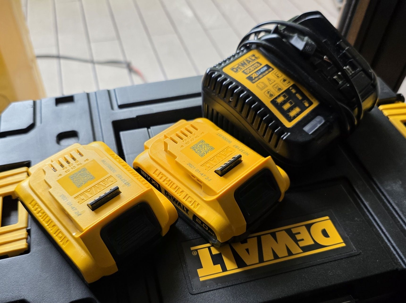 DeWalt 18V 2x Lekka Bateria 2Ah DCB183 i Szybka Ładowarka 4A DCB115