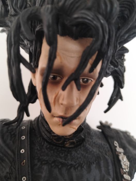 Eduardo Mãos de tesoura 18 inch