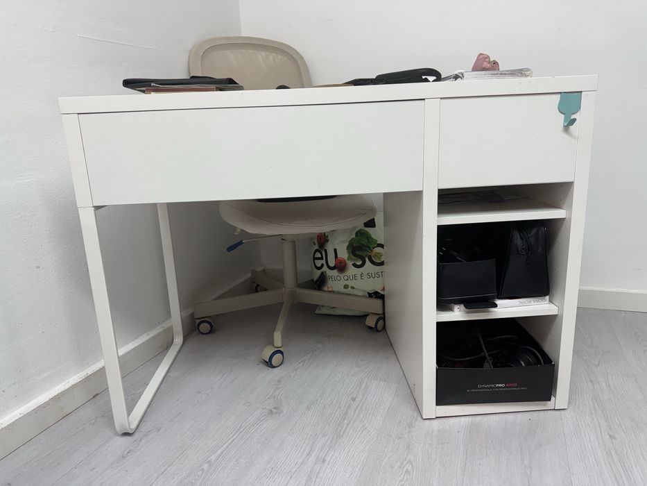 Secretatia e cadeira