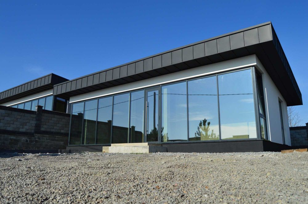 Будинок з фальцевим дахом та панорамним заскленням 75м² та 4 сот Тинне