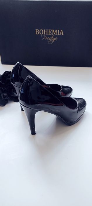 Piękne sexowne czarne lakierowane wysokie piękne eleganckie na obcasie