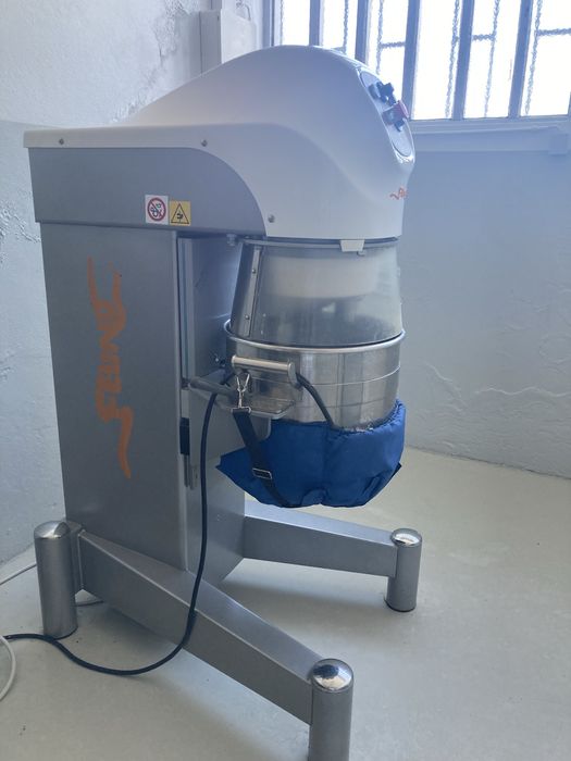 Batedeira industrial Felino 40 Kg com raspador e manta térmica