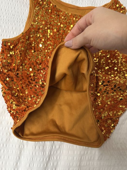 Top de lantejoulas douradas
