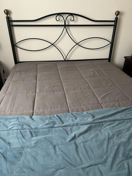Conjunto de quarto (cama com colchão e mesas de cabeceira)