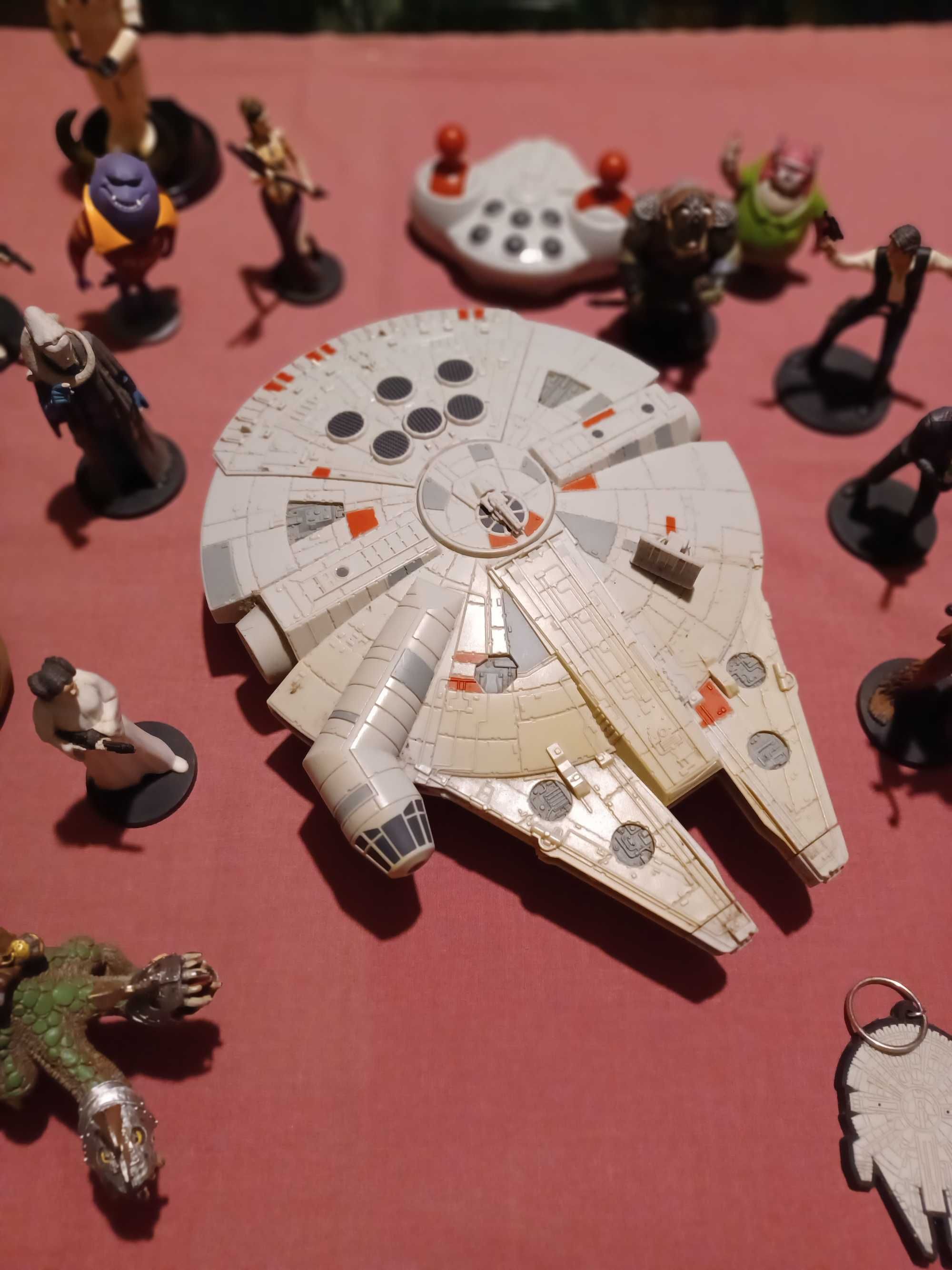 Nave e bonecos star wars