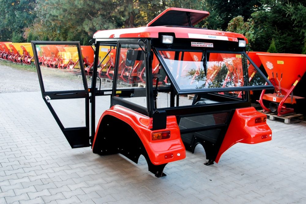 Kabina URSUS C-360 NAGLAK błotniki i dach z tworzywa + halogeny