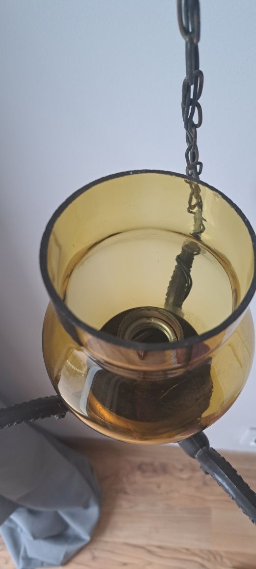 Lampa z czasów PRL z miodowym kloszem, w antycznym stylu