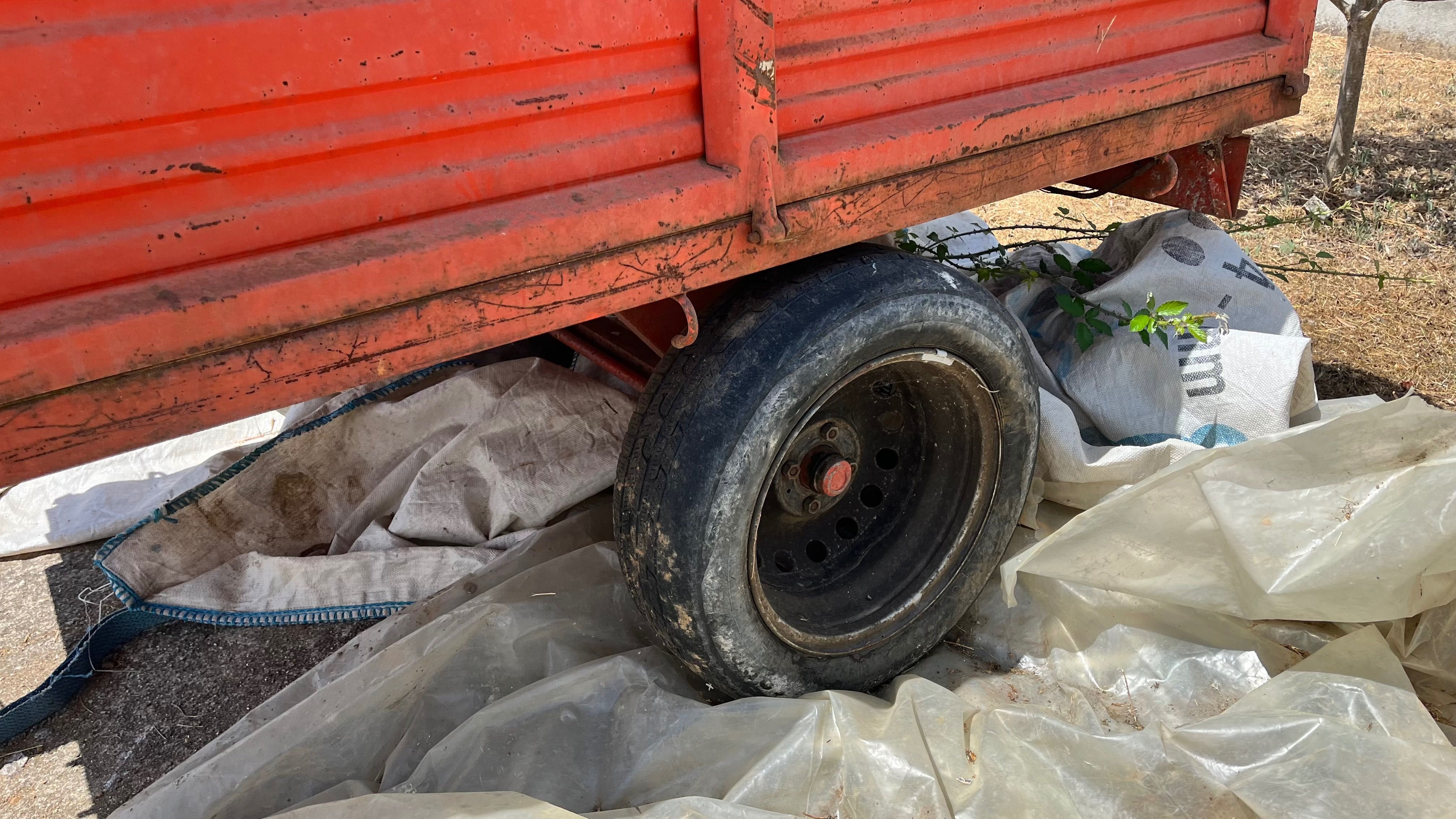 Reboque Agrícola Basculante 1 eixo (até 1000 kg) – Bom estado