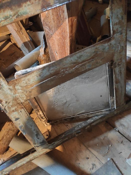 Окно металическое с форточкой