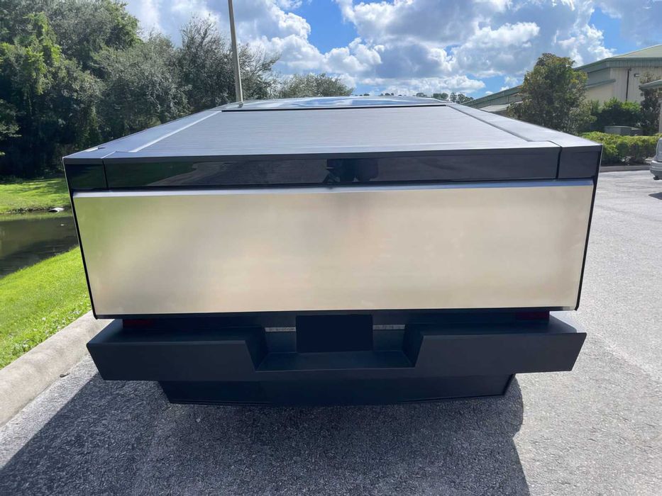 Tesla Cybertruck      2024