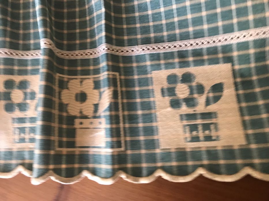 Sanefa verde aos quadrados com bordado