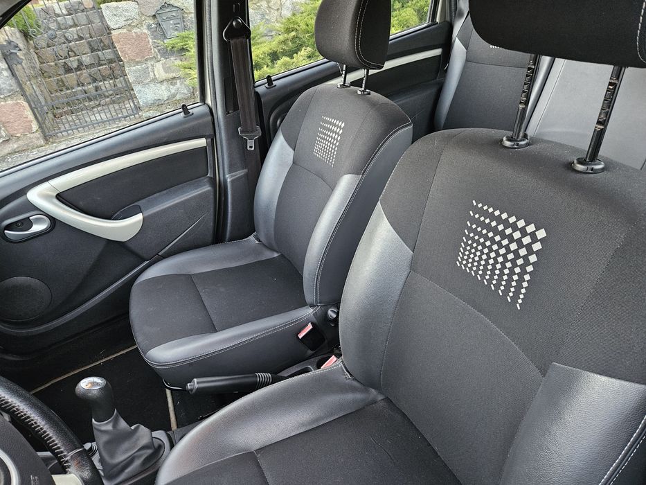 Logan 2012r  1.6 benzyna