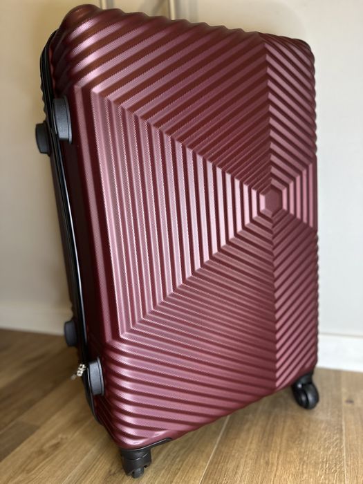 Nowa walizka średnia - bagaż do 23 kg