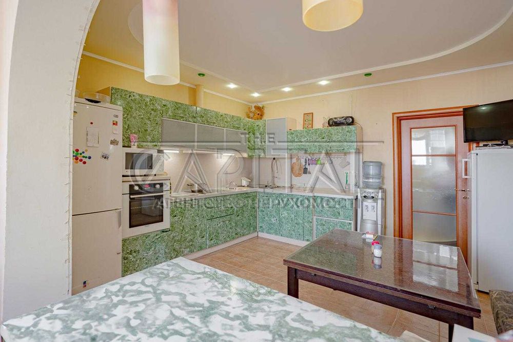 Простора видова квартира з 3 спальнями на Дніпро) 135 м2