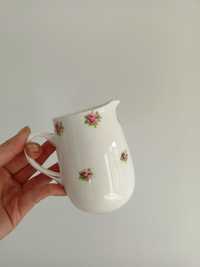 Śliczny mlecznik dzbanek róże porcelana Royal Sheraton