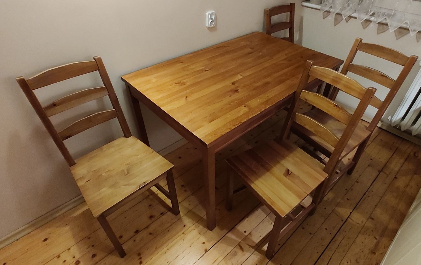 Drewniany komplet stół i 4 drewniane krzesła do salonu jadalni kuchni