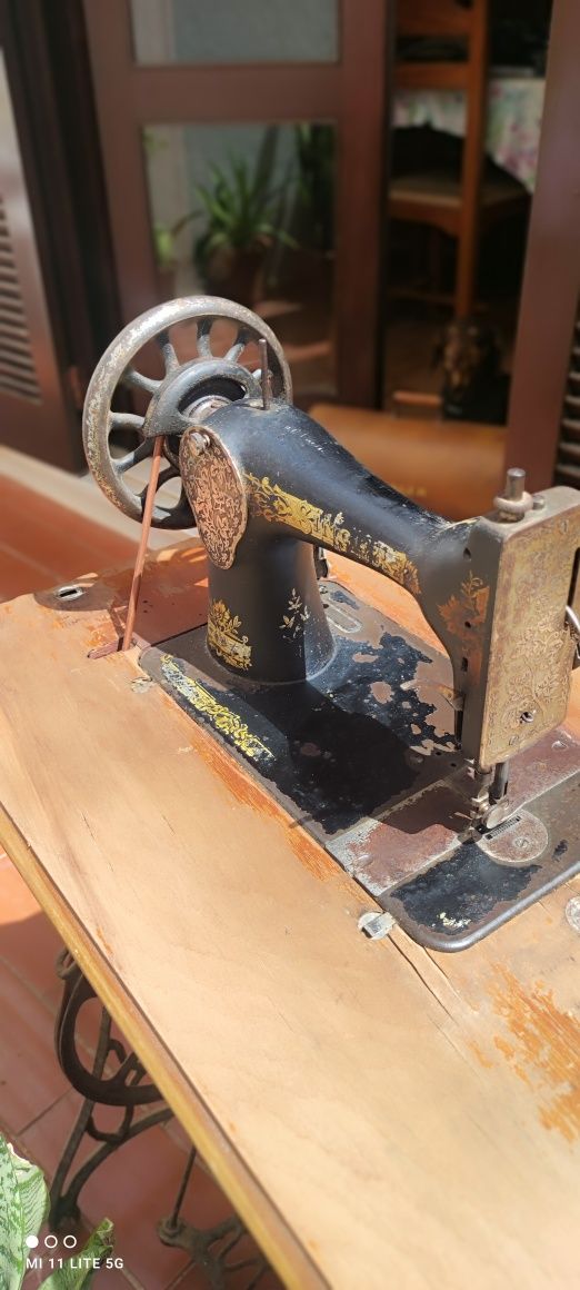 Máquina de costura SINGER Clássica