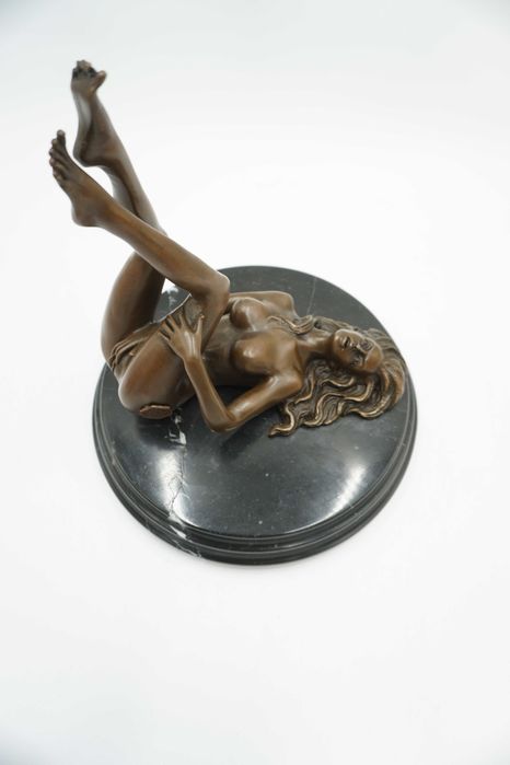 FIGURA z brązu akt naga kobieta z nogami do góry