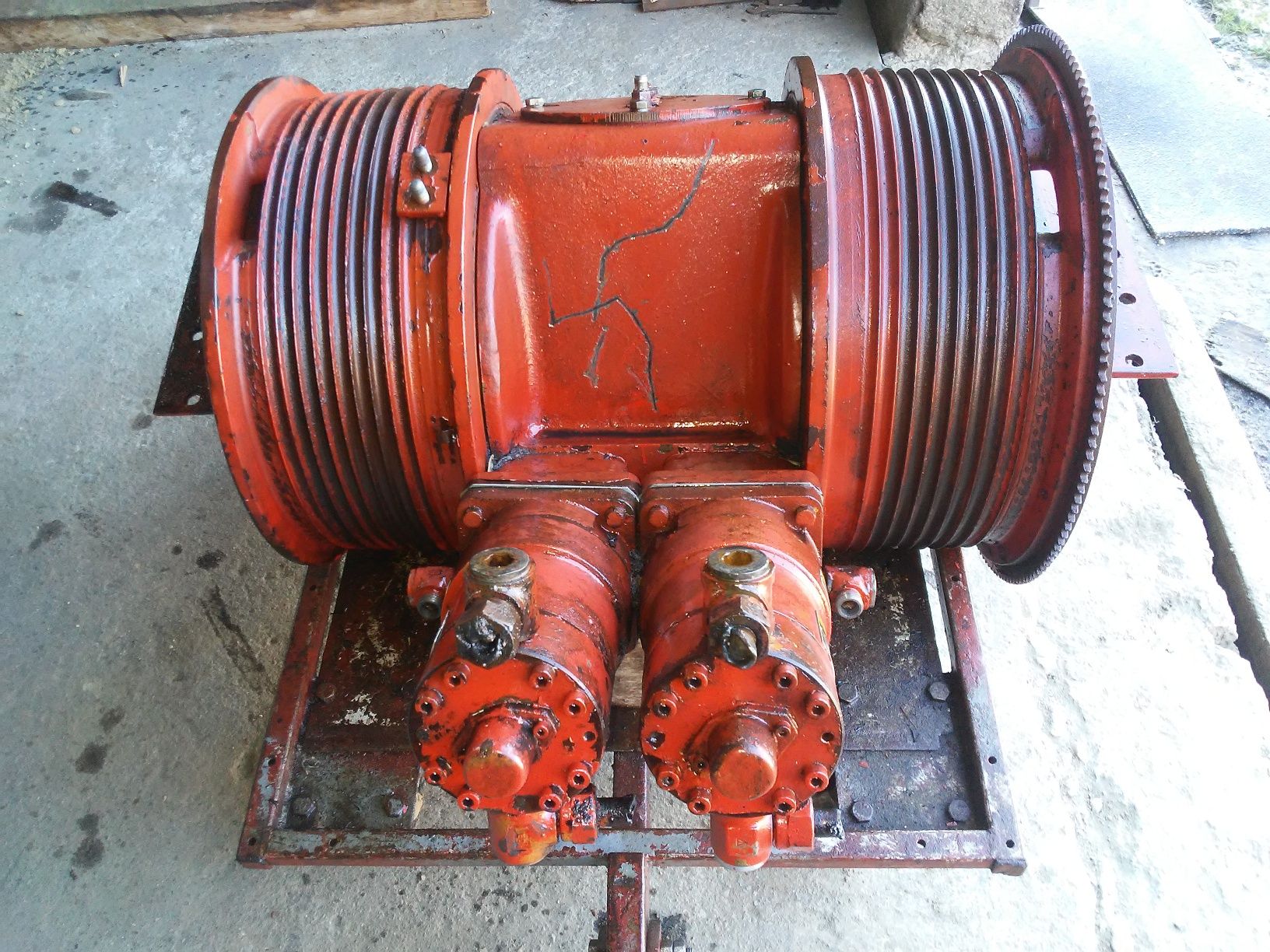 Wciągarka hydrauliczna dwubębnową