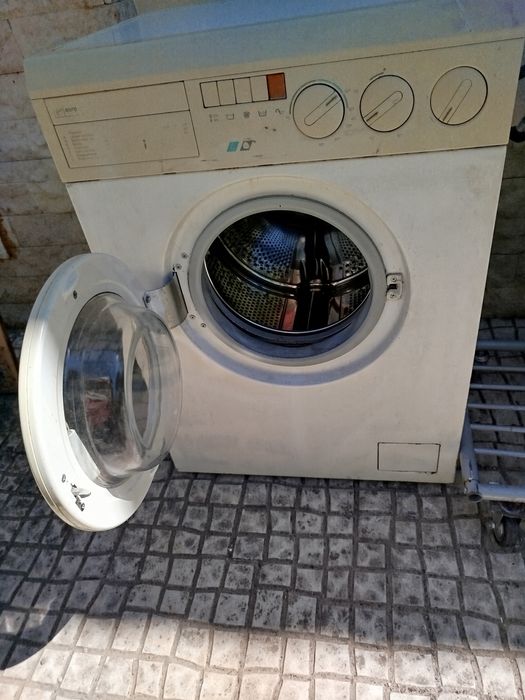 Máquina roupa e máquina loiça.