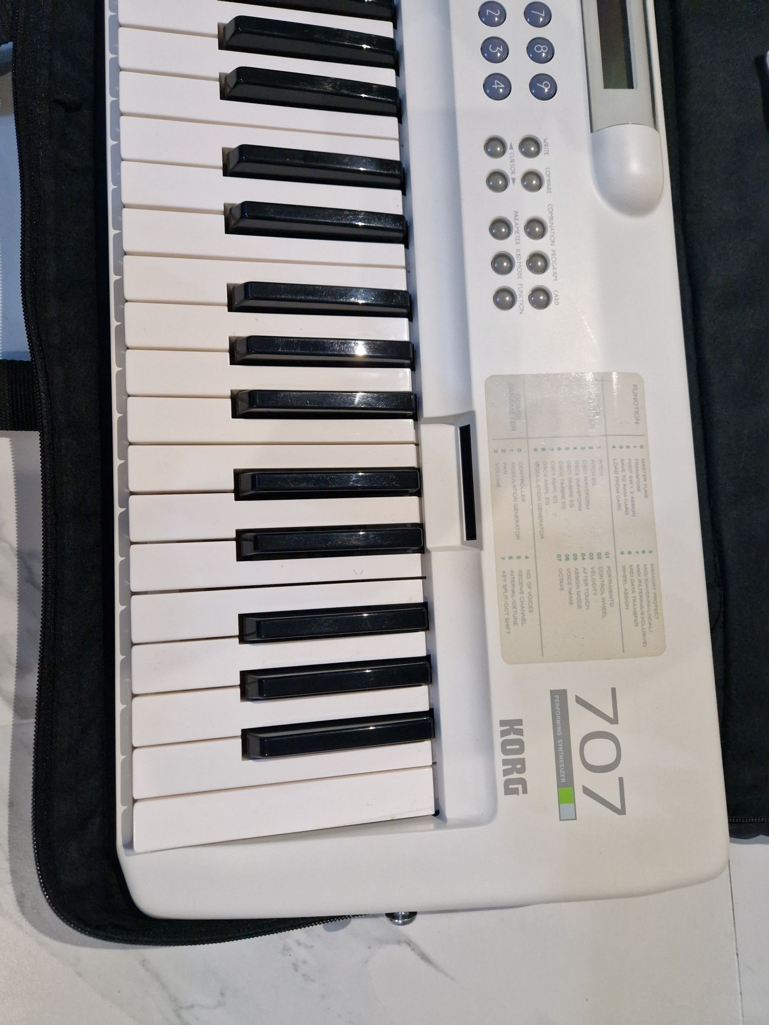 Syntezator KORG 707 FM