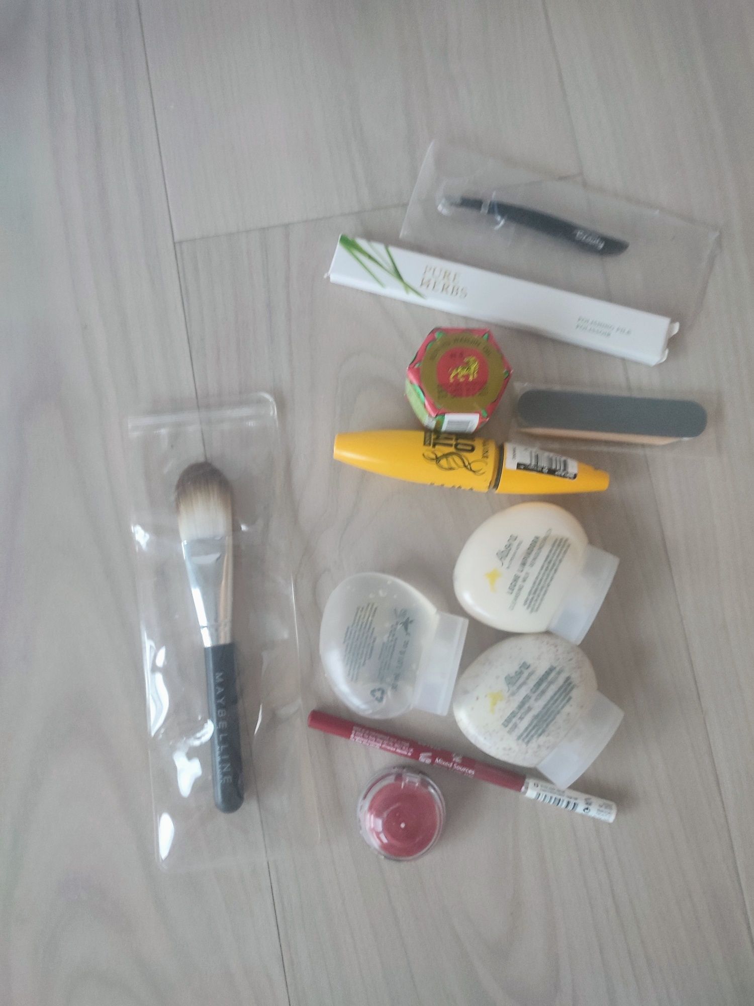 Nowe Maybelline the body shop tusz, scrub, tonik, mleczko, błyszczyk