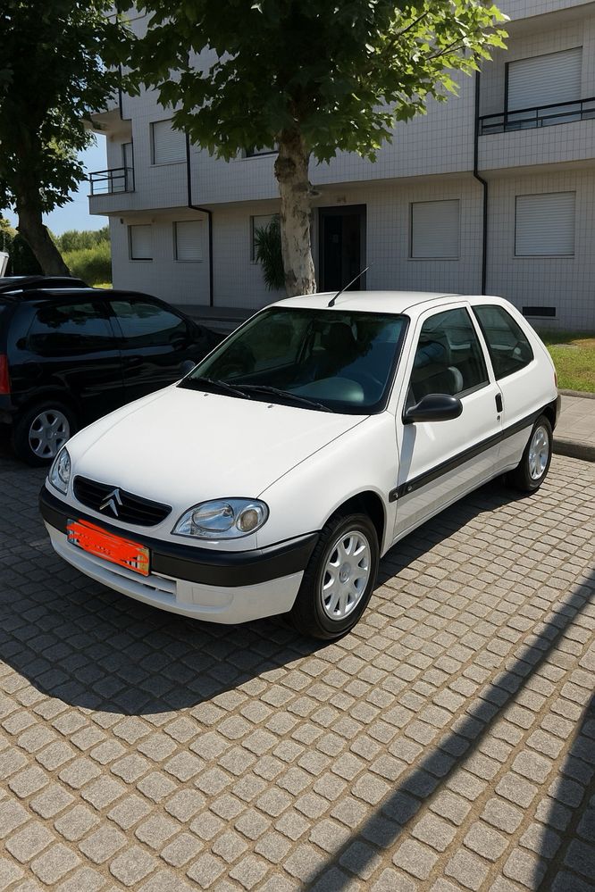 Carro duas portas. Citroen modelo Saxo. Ano 2002 a gasoleo.