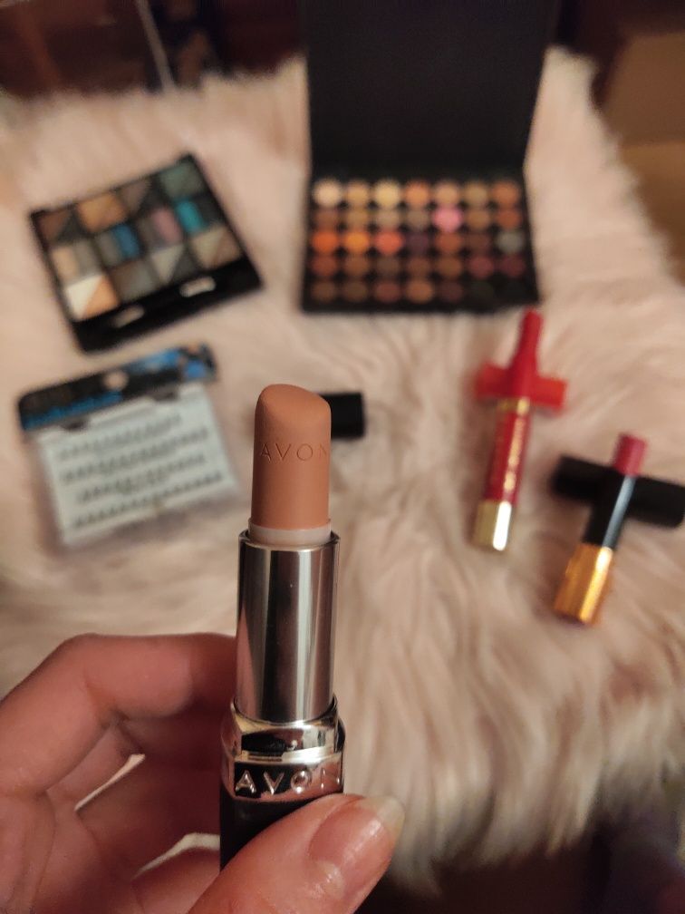 Zestaw cienie vv Huda szminka Astor soft Avon