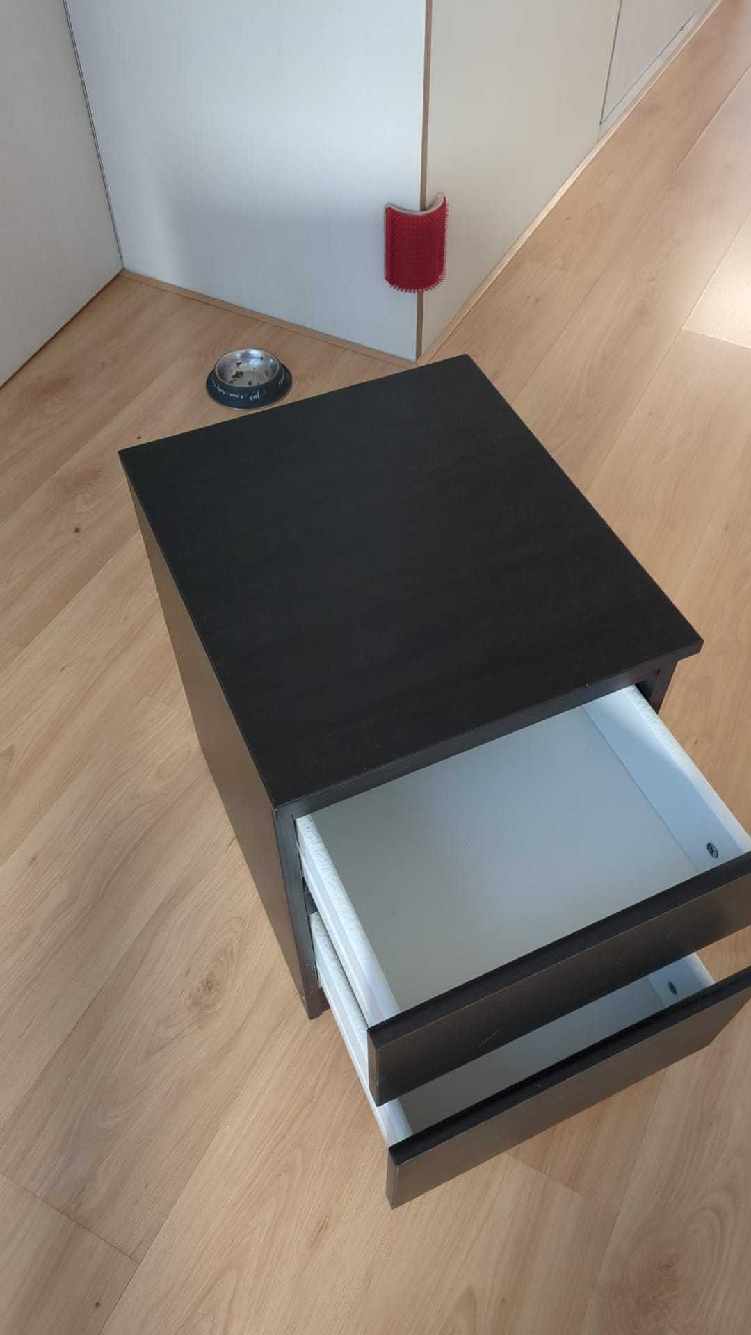 Cómoda mesa de cabeceira