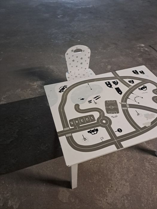 Mesa de criança e vadeira usada