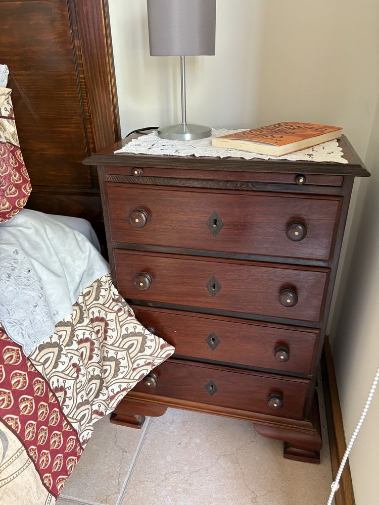 Mobilia de Quarto D. Maria (Comoda e mesas Cabeceira)