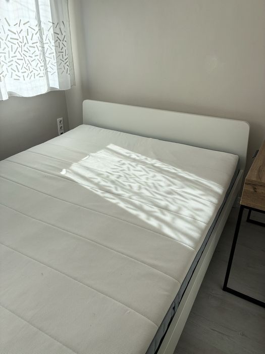 Białe łóżko dwuosobowe z materacem, 160x200cm, ikea ASKVOLL 2os.