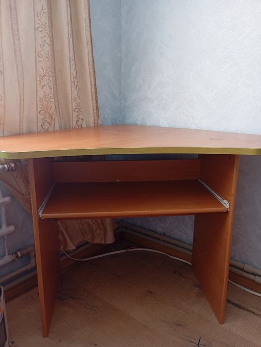 Стіл письмовий кутовий