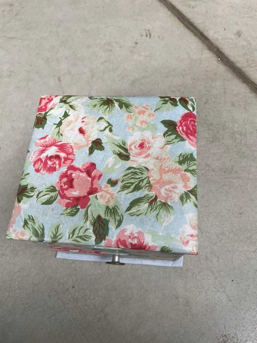 Pudełko pudełeczko szkatułka na biżuterię itp. wzór kwiaty