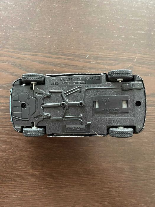 Kinsmart Figurka Model 1:32 Volkswagen New Beetle