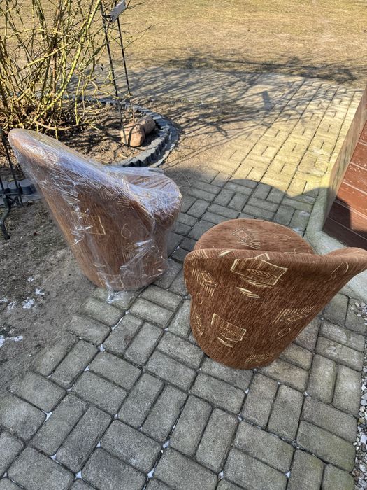 Dwie pufy z oparciem i schowkiem