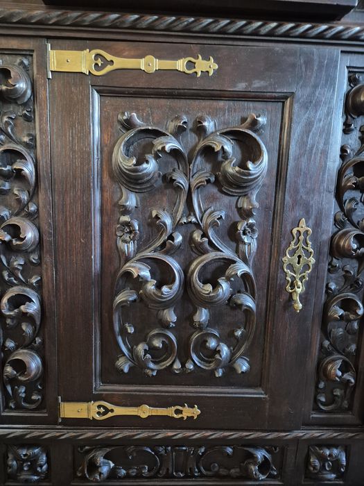 Aparador antigo em madeira maciça entalhada