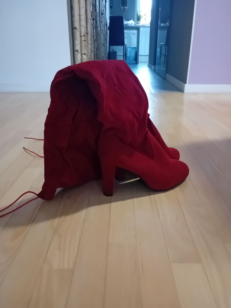 Nowe eleganckie modne kozaki za kolano