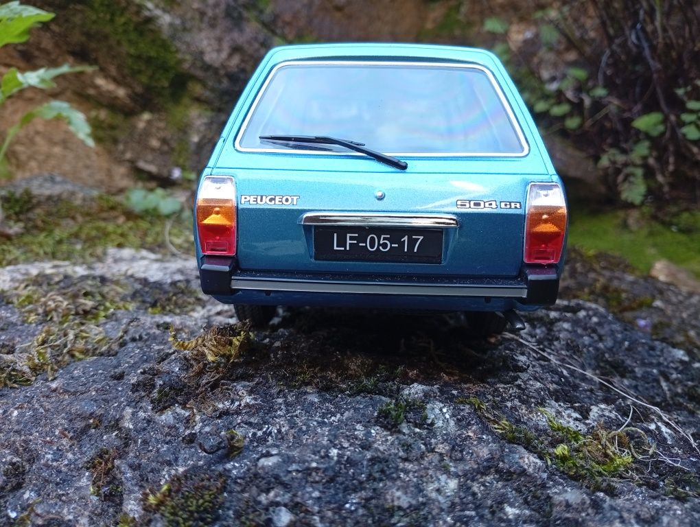 1/18 miniatura Peugeot 504 GR