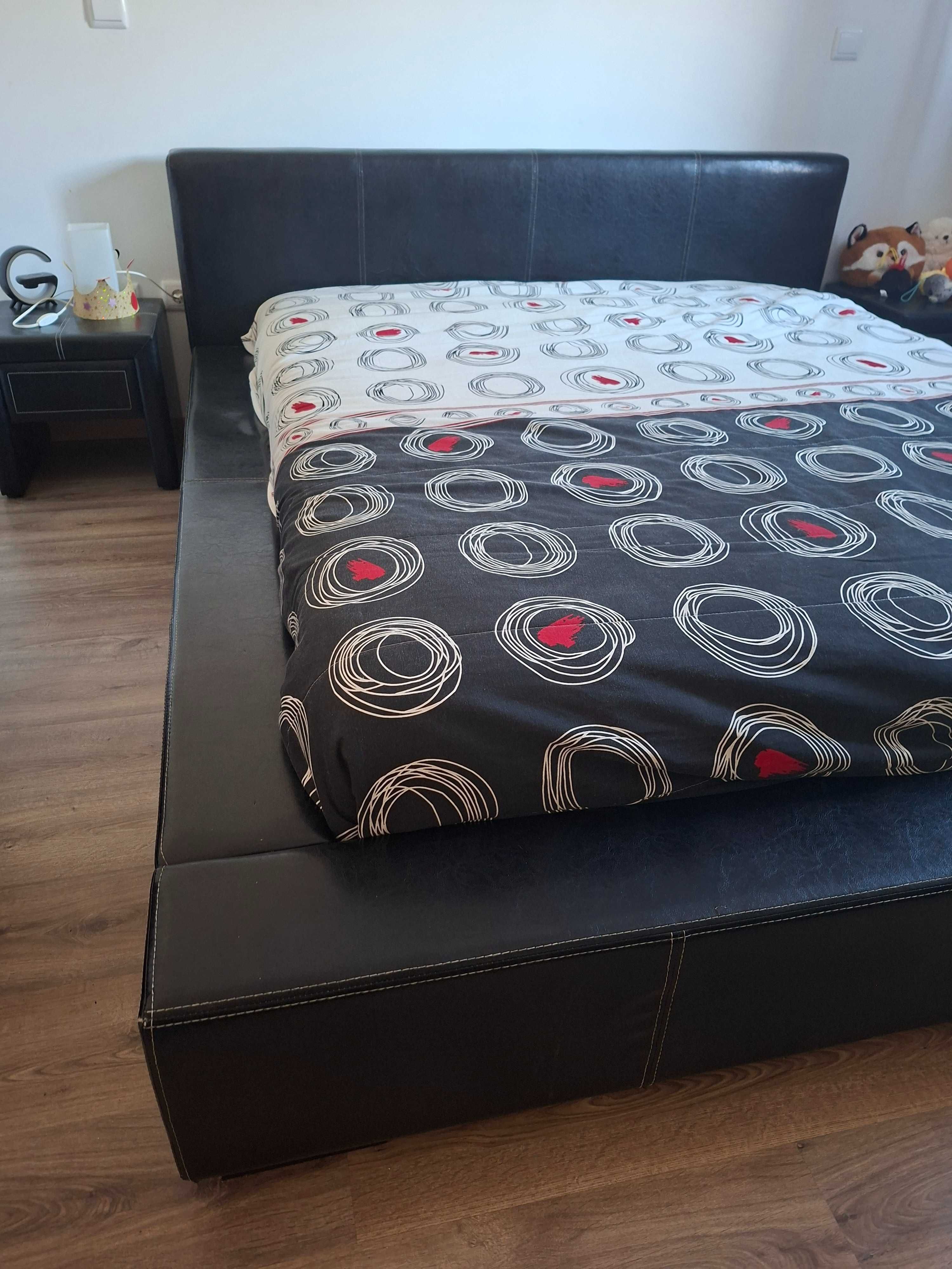 Cama de casal em cabedal preto