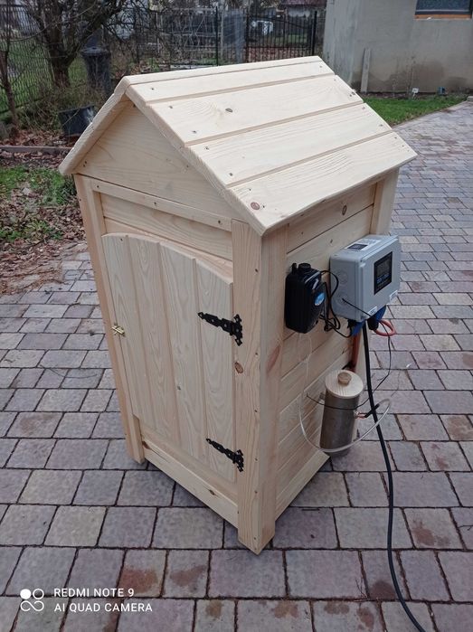 Drewniana wędzarnia ogrodowa elektryczna