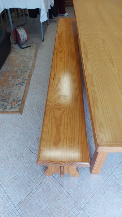 Conjunto de Mesa Grande e Bancos em Madeira – 2 Conjuntos Disponíveis