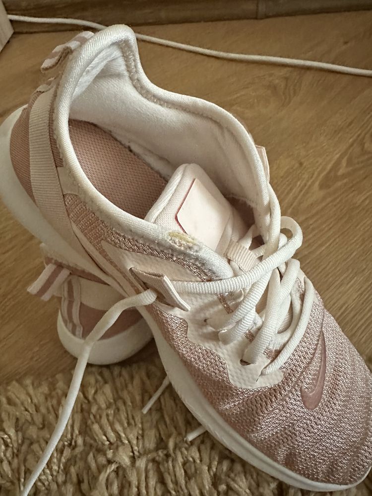 Жіночі кросівки Nike