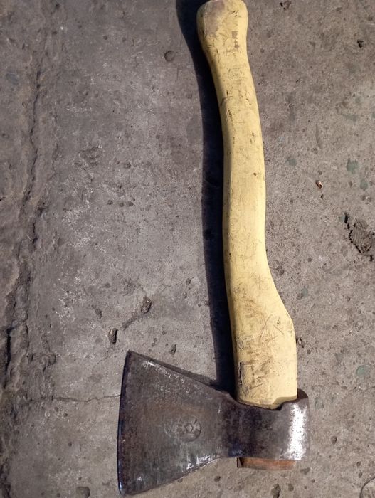 Сокира з ручкою бу