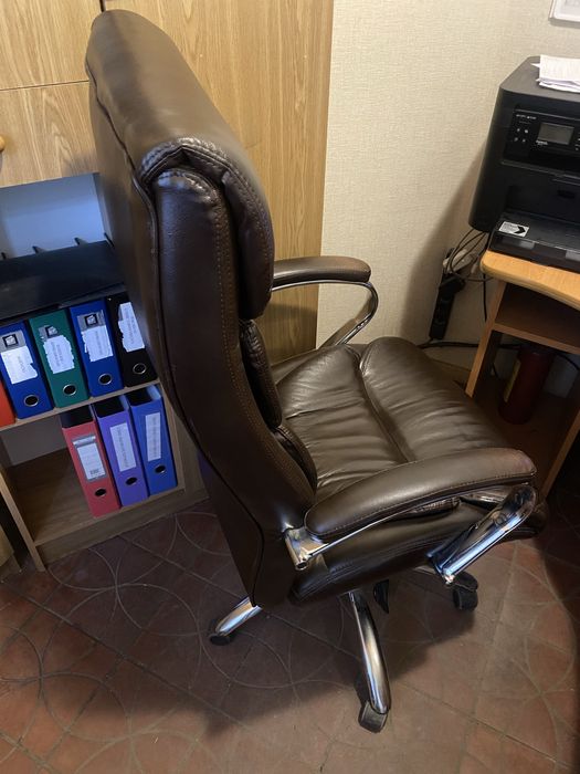Продам офісне крісло шкіряне