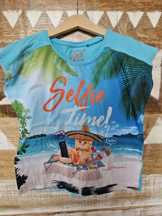 Wakacyjna koszulka z bardzo kolorowym nadrukiem dla dziewczynki